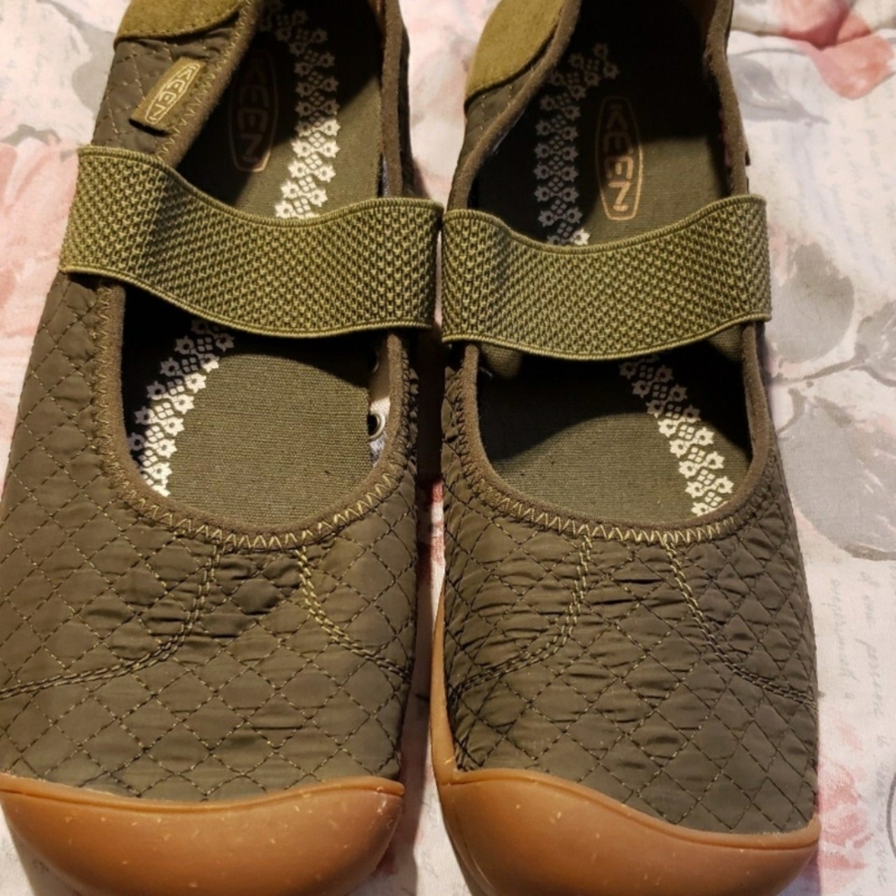 Keen Green Flats with Elastic Strap and Textured Upper